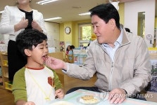 어린이집 찾은 최경환 부총리