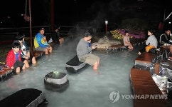 덕산온천 족욕 체험 인파
