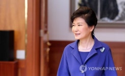 회의장 입장하는 박 대통령