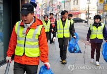 새벽 청소 체험하는 태백시장