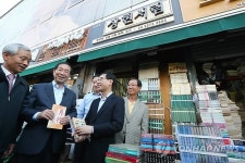 청계천 헌책방 25곳 간판 교체