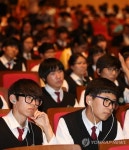 노벨상 수상자 강연 듣는 학생들