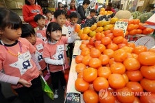 전통시장 방문한 어린이들