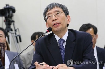 답변하는 박효종 방송통신심의위원장