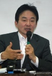 강정마을 주민 질문에 답변하는 원희룡 제주지사