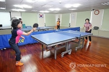 구민들과 탁구치는 조은희 서초구청장