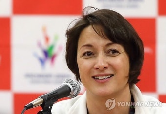 기자회견하는 박칼린 감독