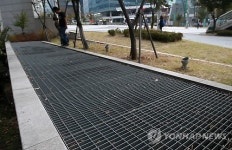 걸어다니는 길로 통하는 지하철 환풍구 안전한가