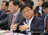 답변하는 오영호 대한무역투자진흥공사 사장