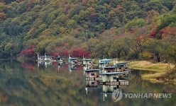 호반의 도시에 비친 가을풍경