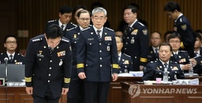 고개 숙여 인사하는 경기지방경찰청 지휘부