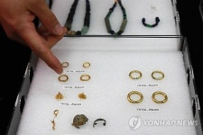 나주 벌집형 고분서 발굴된 금귀걸이