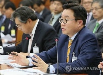 답변하는 박수용 정보통신산업진흥원장