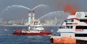 40분만에 182명 전원 구조…해상 인명구조 훈련