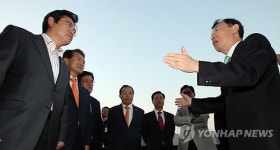 울산신항 시찰하는 국회의원들