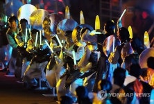 현란한 삼고무 공연