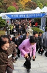 고(故) 박정희 대통령 35주기 참배객