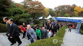 고(故) 박정희 대통령 35주기 참배객