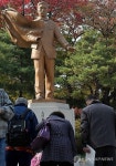 안중근 의사 동상에 묵념하는 시민들