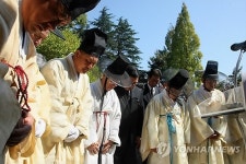 구미·문경서 박정희 전 대통령 35주기 추도식