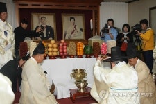 구미·문경서 박정희 전 대통령 35주기 추도식