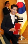 기념사를 마치고