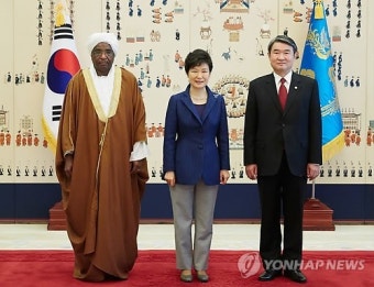 신임장 제정받고 기념촬영하는 박 대통령
