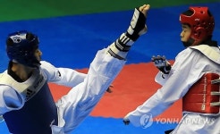찍어차기 공격에 움찔