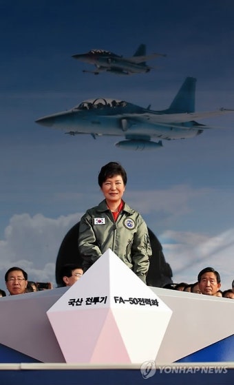 비상 출격 명령 버튼 누르는 박 대통령