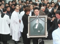 가수 신해철 발인