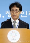 기자들 질문에 답하는 김성훈 한국교육과정평가원 원장