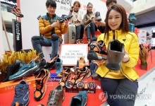 손대지 않고 끈 조이는 핸즈프리 슈즈