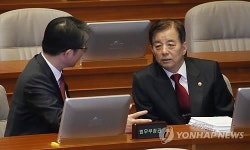 대화하는 장관들