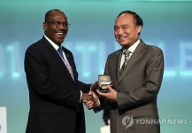 메달 선물하는 뚜레 사무총장