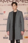 포즈 취하는 권율