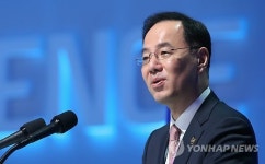 폐회사하는 민원기 의장