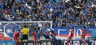 수원-서울 슈퍼매치 지켜보는 관중들