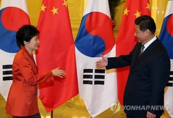 다가서는 박 대통령과 시진핑 주석
