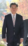 법원 들어서는 신학용 의원