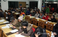 해군기지 진상조사 논의하는 강정마을 주민들