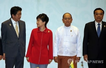아베 총리와 대화하는 박근혜 대통령