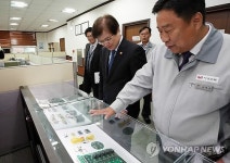 지에프텍 기술연구소 방문한 최양희 장관