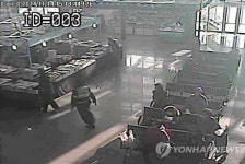 대낮 청량리역서 흉기 난동 60대 영장