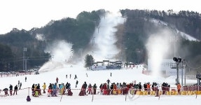 겨울 문턱…휴일 맞아 강원도 스키장 북적