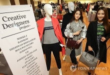 서울 디자이너들의 다양한 의상 선보여요