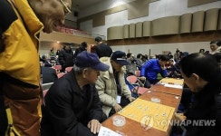 장기대국 펼치는 어르신들