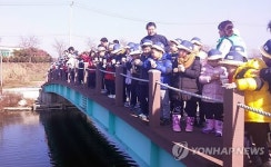용인시 봉사단체, 팔당 상류 경안천에 다슬기 방류