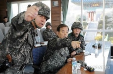 한민구 국방부 장관 최전방 백골부대 OP 방문