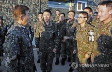 한민구 국방부 장관 최전방 백골부대 OP 방문