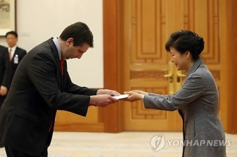 주한 미국 대사로부터 신임장 받는 박 대통령